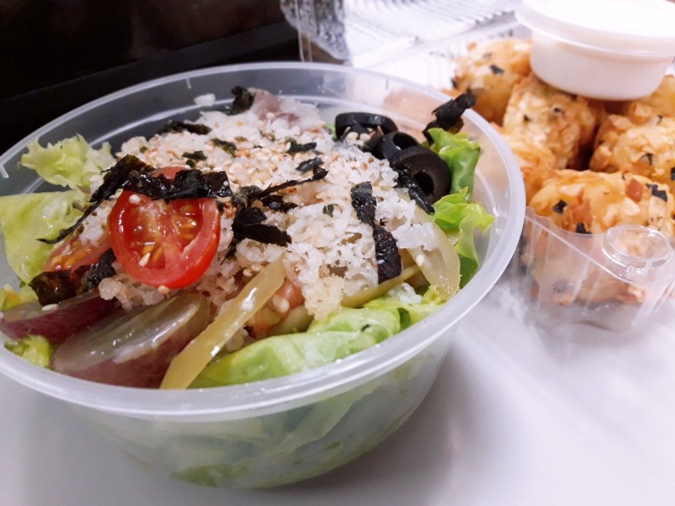 kirakirakat's tweet photo. I ordered poke and it's tasty. Salmon and fish and things with lettuce and a corcute which is croquette with cheese and spam and the outside is fried potato bits ahhhhh the thing i ordered here it is @Ven_Bright #pokeshack #food https://t.co/xv77VnYqwo