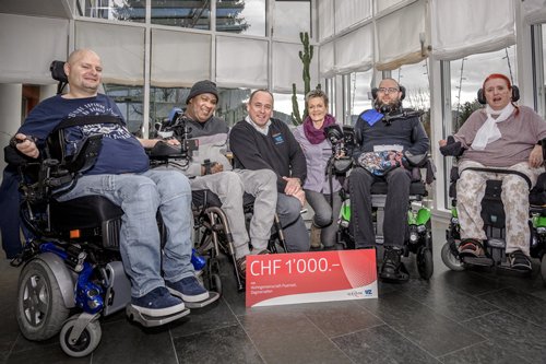 Unser #Quickline Shop in #Reiden hat gesammelt. Ein grosses #Danke an die vielen Löösli-Käuferinnen und Käufer vom Weihnachtsmarkt. Gestern durften wir der Wohngemeinschaft Fluematt einen 1000-Franken-Check überreichen - bit.ly/2CrUf8U