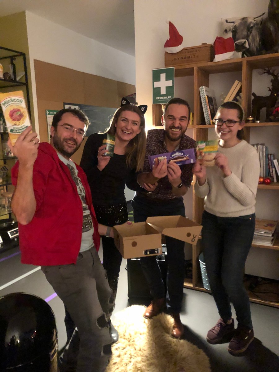 BOLDLYGO_FFM's tweet photo. What the #XMas!? Was war das für eine #ChristmasParty! Was für ein Spaß! Was für eine Crew! Ein gelungener Abend mit den Boldlies! #ChristmasMood #Consultants #funatwork #jobs #Frankfurt #alwaysbebold #crewlove https://t.co/9J2pUPRsrz
