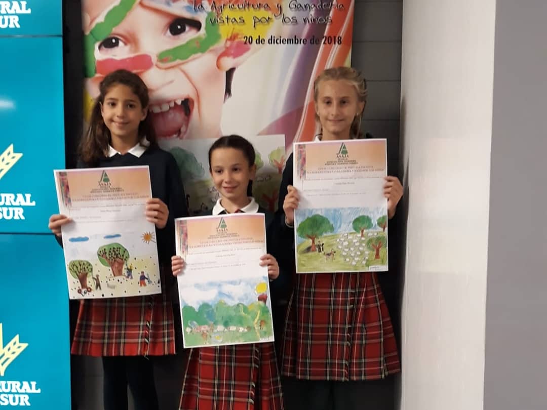 Tres alumnas del Colegio Entreolivos han sido premiadas en el Concurso de Pintura Infantil 'La Agricultura y la Ganadería vistas por los niños ', organizado por @ASAJASEVILLA  ¡Más de 600 niños de la provincia de Sevilla han participado en este certamen! #arte #concursoescolar