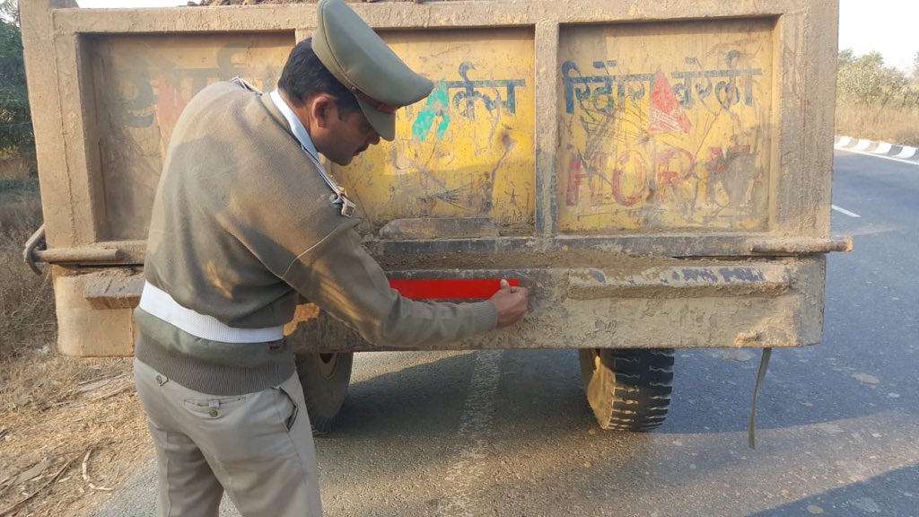 saarthingo's tweet photo. #Retroreflective tape drive launched by @dgpup @Uppolice @uptrafficpolice @adgzonebareilly will reduce the number of accidents on highways #RoadSafety https://t.co/39nWSZiAr3