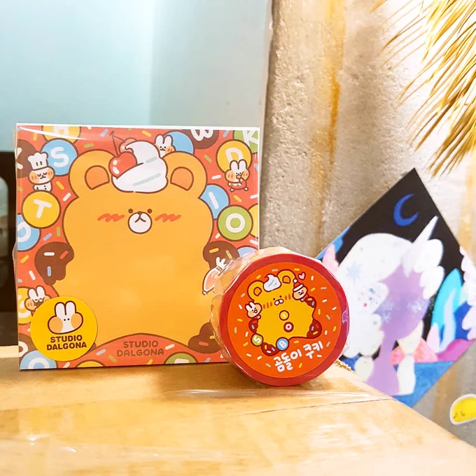 귀여운게 세트로 있으면 두배로 귀엽지 시리즈!
?겨울댕댕이 메모패드와 마스킹테이프.
카페슈풍크와 서울 일러스트레이션 페어에서 만나용? 