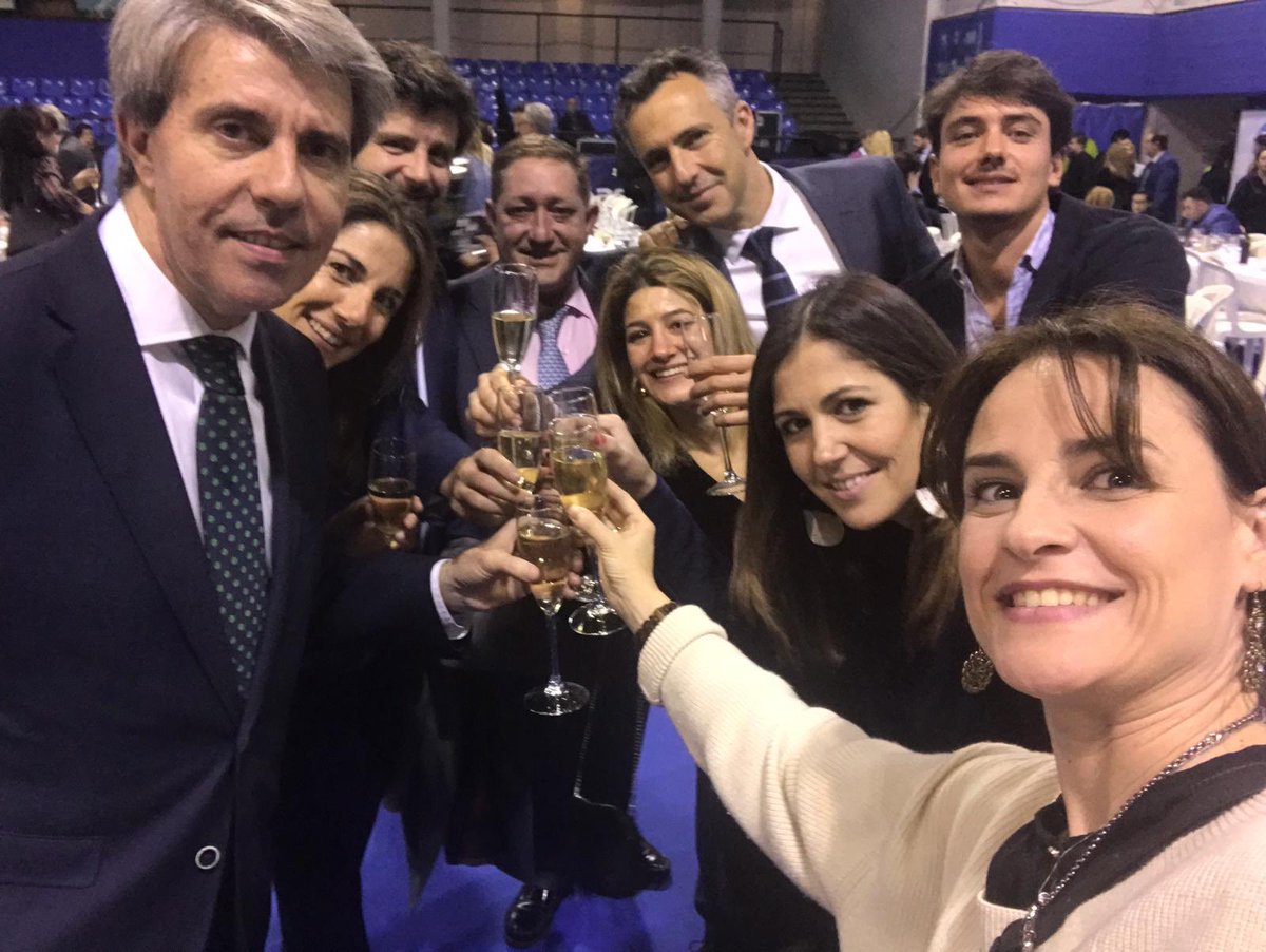 CarlosNovilloPi's tweet photo. Anoche en la cena del @ppmadrid con grandes compañeros y con el mejor jefe que se puede tener @angelgarridog Un líder nato y un amigo que nos ha convertido en un piña para trabajar sin descanso por la @ComunidadMadrid #IlusionPorLaNavidad https://t.co/7PTC704Elj