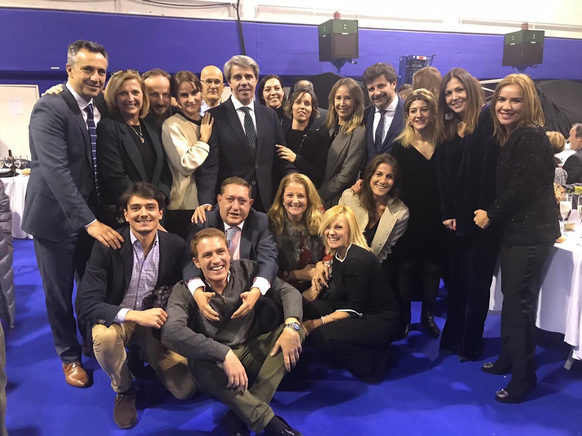 CarlosNovilloPi's tweet photo. Anoche en la cena del @ppmadrid con grandes compañeros y con el mejor jefe que se puede tener @angelgarridog Un líder nato y un amigo que nos ha convertido en un piña para trabajar sin descanso por la @ComunidadMadrid #IlusionPorLaNavidad https://t.co/7PTC704Elj