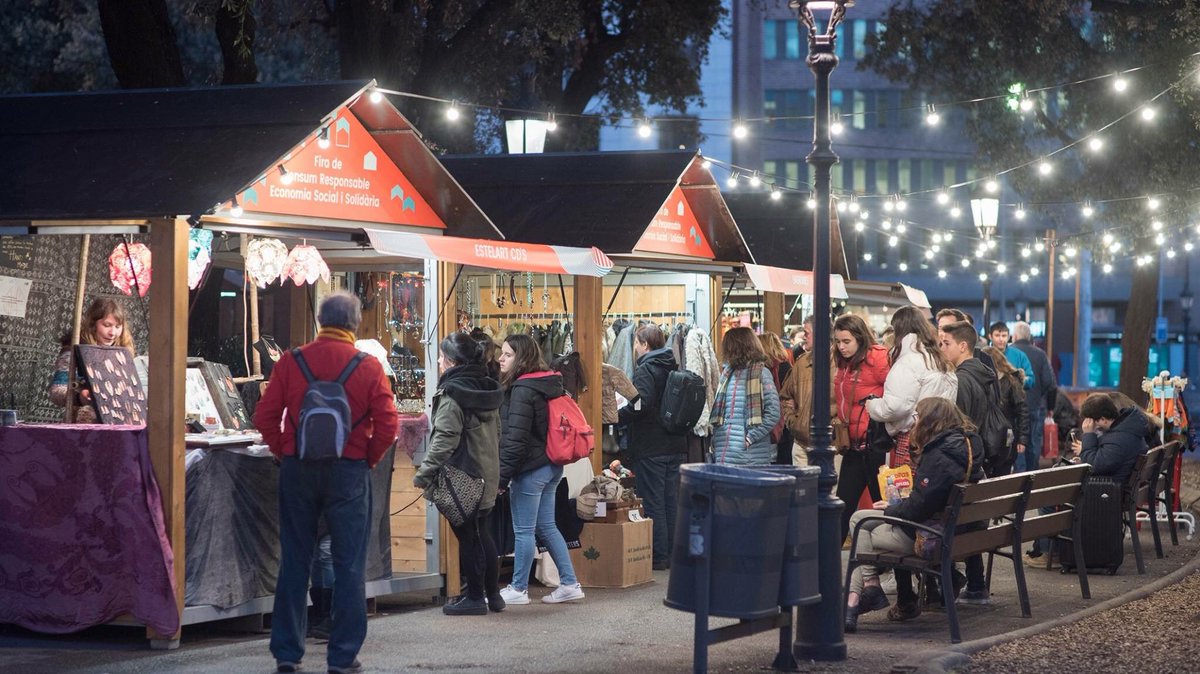 Des d'avui i fins al 4 de gener la plaça de Catalunya acollirà la  quarta edició de la Fira de Consum Responsable i d’Economia Social i Solidària.
I #lapionera hi formarà part! No ens podíem perdre aquesta cita per promoure el consum responsable!