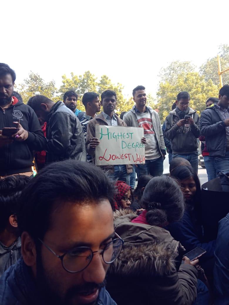 Bhaskar35490459's tweet photo. Aaj ke daur me Kisaan bhi sadak pe hai aur Vigyaan bhi ! Not a very healthy sign for biggest democracy of word.
#HikeResearchFelllowship
#hikeresearchfellowship 
#hikefellowship 
@DST 
@PMOIndia @FinMinIndia 
@HikeFellowship https://t.co/WmTJ4C6Cy4