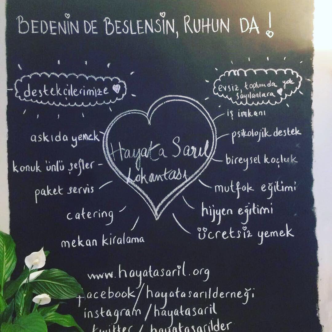 IUEFSSB's tweet photo. Gittiğimiz “Hayata Sarıl Lokantası”ndan birkaç kare.Sıcak ortamına ve browniesine bayıldık! 💕 İstiklal Caddesi’ne çok yakın bir konumda bulunan bu tatlı lokantaya belki sizin de yolunuz düşerse bir uğrarsınız. Üstelik 10 TL’ye askıda yemek de alabilirsiniz.😊 #Sevgi #Neşe #Huzur https://t.co/XpVny1pd5W