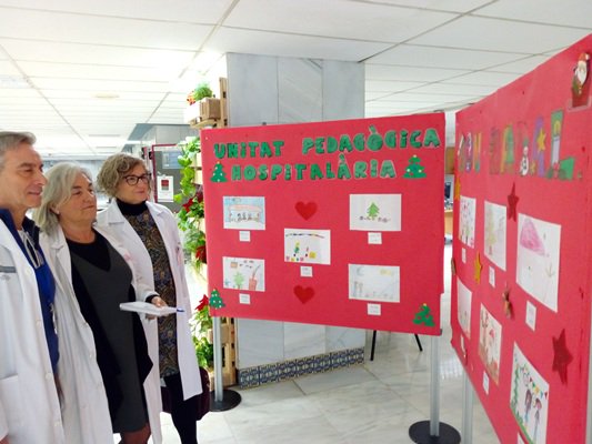 La gerent del Departament, @llaudesllaudes la directora de l'Hospital d' #Ontinyent acompanyades pel responsable del #SAIP servei d'atenció al pacient visiten l'expo de dibuixos que han fet xiquetes i xiquets a l'hospital de #Xàtiva #méshumana @GVAsanitat