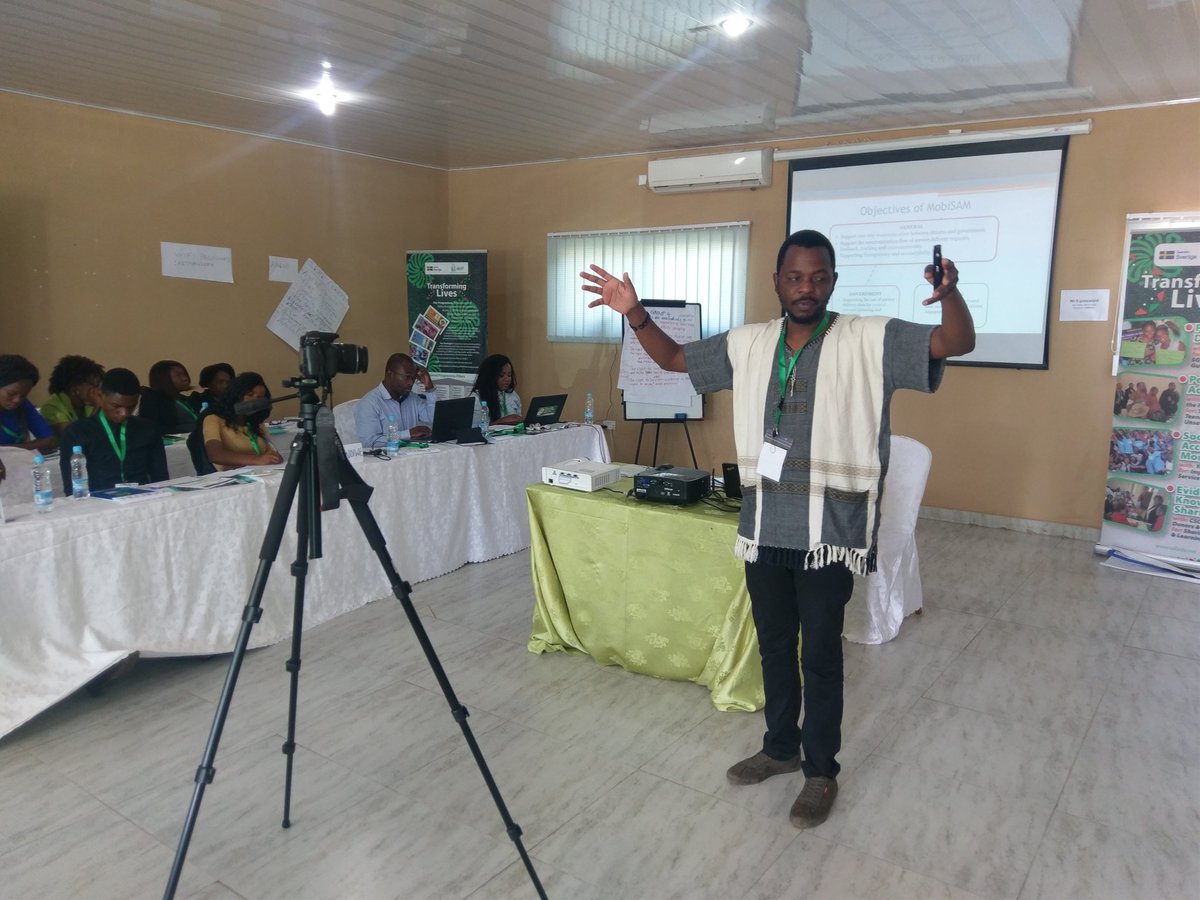 SAfAIDS's tweet photo. Clemence Simuja from @MobiSAM_Net talking about the MobiSAM framework which forms the foundation of the #MobiSAfAIDS technology for #SocialAccountabilityMonitoring of SRH services for adolescents & young people. @swedense @LoisChingandu @Rouzeh @SAFAIDSzambia @MobiSAM_Net https://t.co/q72wmKivg7