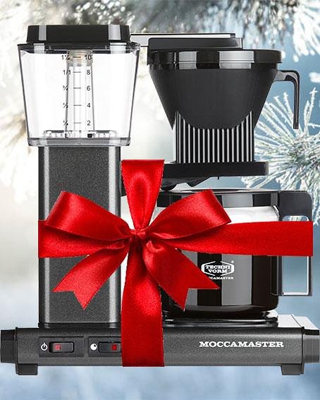 MoccamasterEU's tweet photo. Still need a present this year? If you order a Moccamaster filter coffee machine or any accessories in our webshop until 1 pm it will be shipped today.๐
#lastminutepresents #moccamaster #filtercoffeemachine #coffeeadicts #kaffeeliebeโ #longlastinpresent #handgemacht https://t.co/RvpUvKUZLk