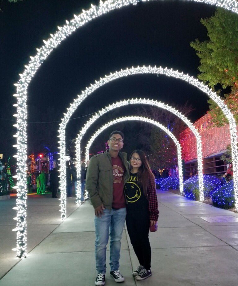 naatizzle's tweet image. when he takes you to see the pretty lights even if it means being out in the cold 🥰🥶✨ #ilovelights #andhimtoo #andfunnelcakes