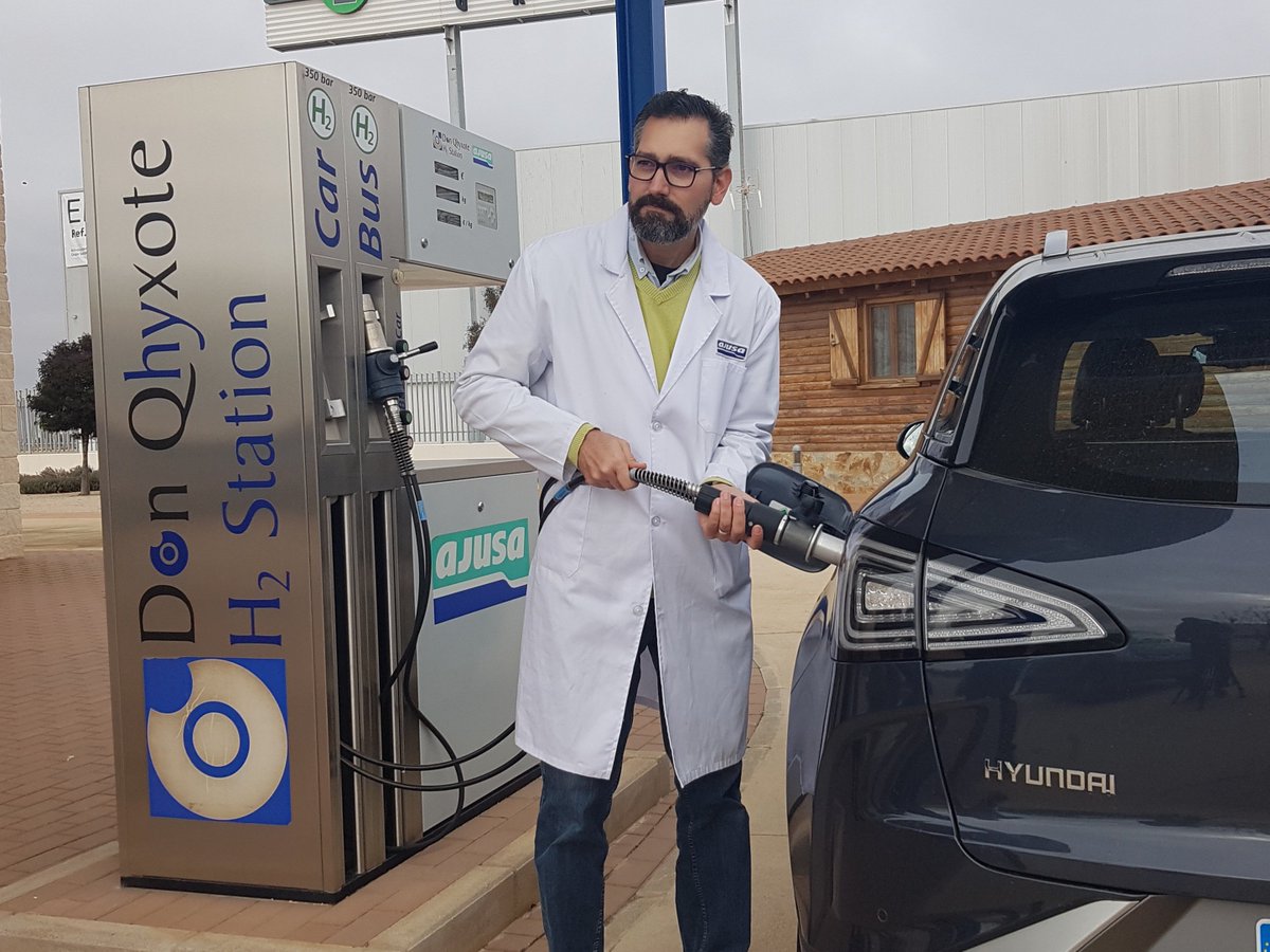 Ajusa_TH's tweet photo. NOTICIA | ⛽️ https://t.co/RmZEqJa7ES

El primer vehículo con pila de hidrógeno matriculado en España, @HyundaiEsp NEXO, reposta en la estación de servicio de hidrógeno de @Ajusa_TH.

#Hidrógeno #EnergíasAlternativas #Automoción #Hyundai #Ajusa #MedioAmbiente #PilaDeCombustible https://t.co/Iy0v9hLgbI