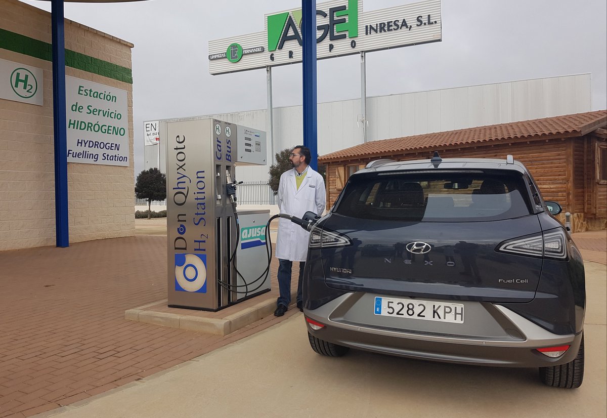 Ajusa_TH's tweet photo. NOTICIA | ⛽️ https://t.co/RmZEqJa7ES

El primer vehículo con pila de hidrógeno matriculado en España, @HyundaiEsp NEXO, reposta en la estación de servicio de hidrógeno de @Ajusa_TH.

#Hidrógeno #EnergíasAlternativas #Automoción #Hyundai #Ajusa #MedioAmbiente #PilaDeCombustible https://t.co/Iy0v9hLgbI