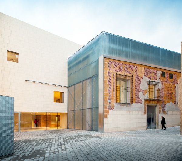 retokommerling's tweet photo. Museo de la Semana Santa de Hellín diseñado por @ExitArchitects . "La nueva estructura integra dos de las fachadas policromadas del viejo edificio con una envoltura singular que aúna materiales como el hormigón, el u-glas y el trámex." #Arquitectura #Architecture #Retokommerling https://t.co/2Ps6Pnq3f0
