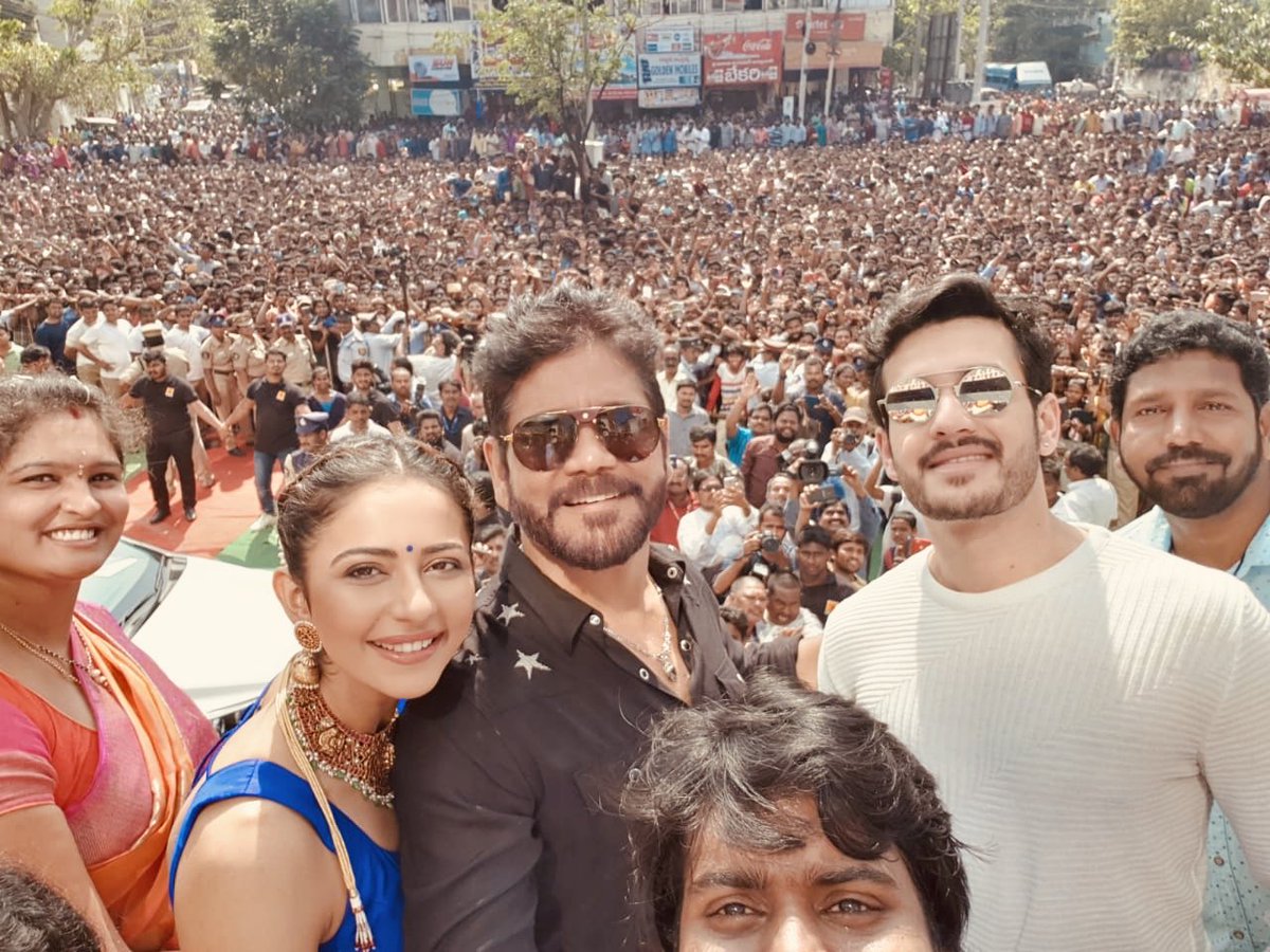 Nagarjuna Akkineni (@iamnagarjuna) on Twitter photo Thank you for all the love Rajamundry!!all the best <a href="/southindiamalls/">shoppingmallindia</a> On opening their 20th store this morning 💐 Thank you for all the love Rajamundry!!all the best <a href="/southindiamalls/">shoppingmallindia</a> On opening their 20th store this morning 💐
