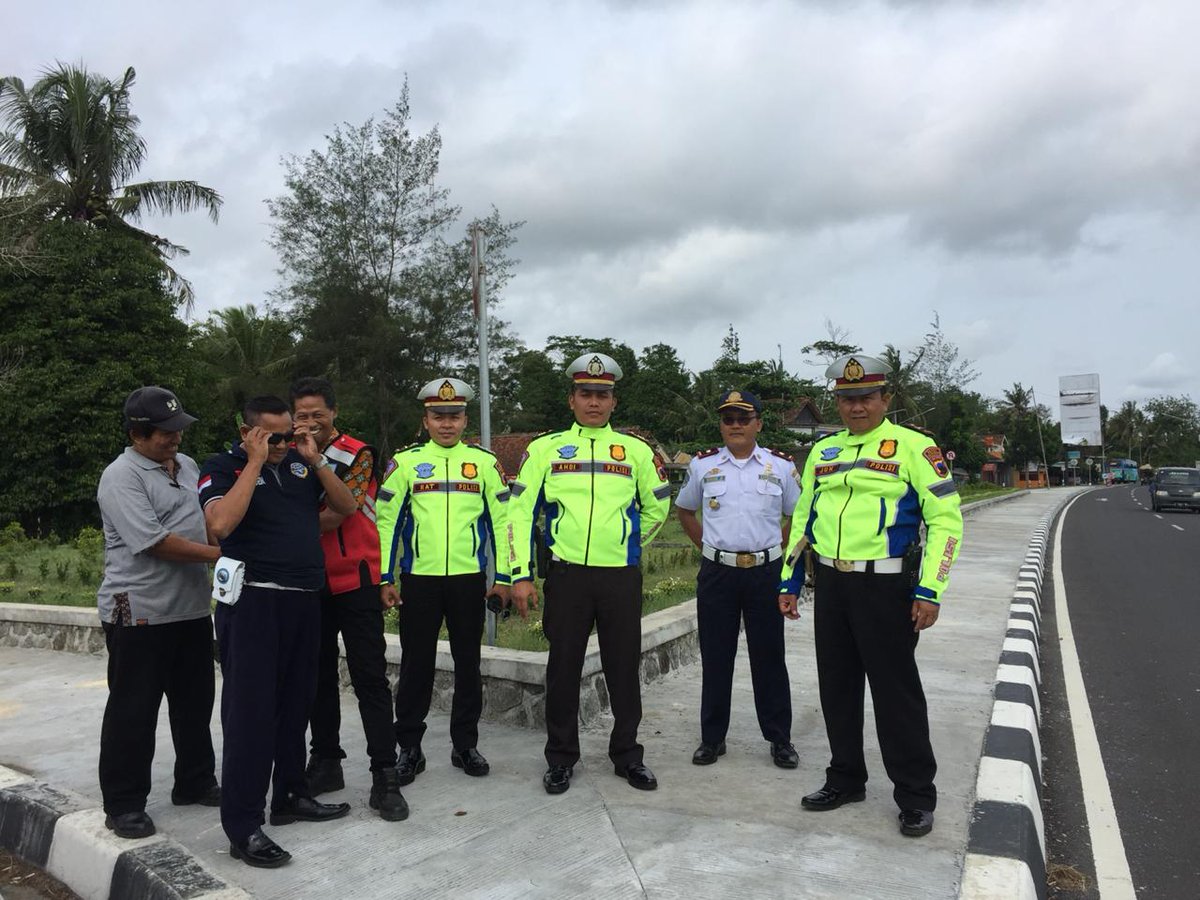 wwrin's tweet photo. @dishub_kebumen. Bersama FORKOM LALIN @polreskebumen. Lakukan survey arus lalin &amp; pasang papan peringatan jelang NATARU 2019 di jalur JJLS Kebumen 21/12/2018 https://t.co/Frkhzc8fSE
