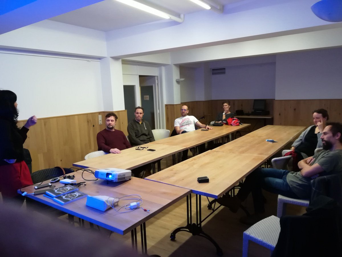 WIZZgert's tweet photo. #wizzdag Start van de dag met een cursus #smartphonefotografie. Hopelijk zijn mijn foto's straks beter 😋 (@ 't Borrelhuis in Hasselt, Limburg w/ @wizzbart @mrdries) https://t.co/6RXkAmS4hQ https://t.co/EcRe1zA9vU