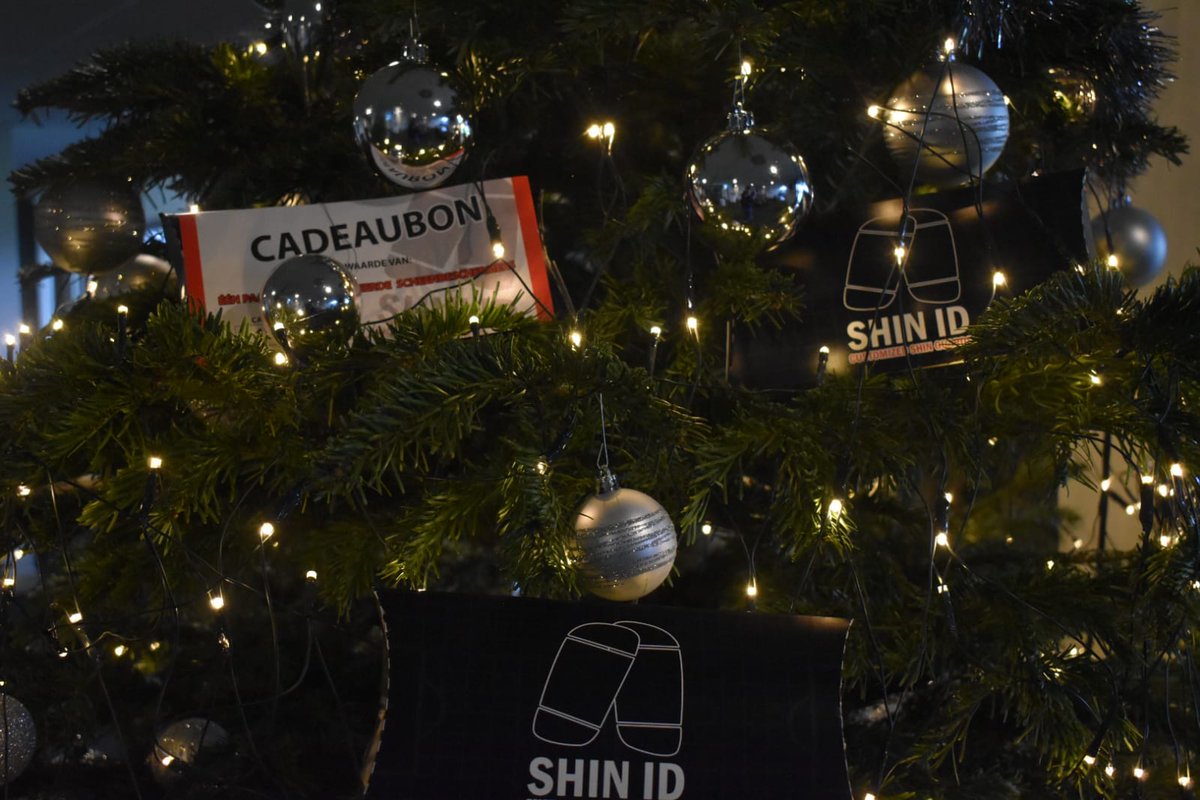 RKCWAALWIJK's tweet image. 🎄 Er ligt vanavond onder onze kerstboom een extra cadeautje. 

💬 WIN! Onder de retweets verloten wij een cadeaubon voor een paar gepersonaliseerde scheenbeschermers van @Aanvoerders.