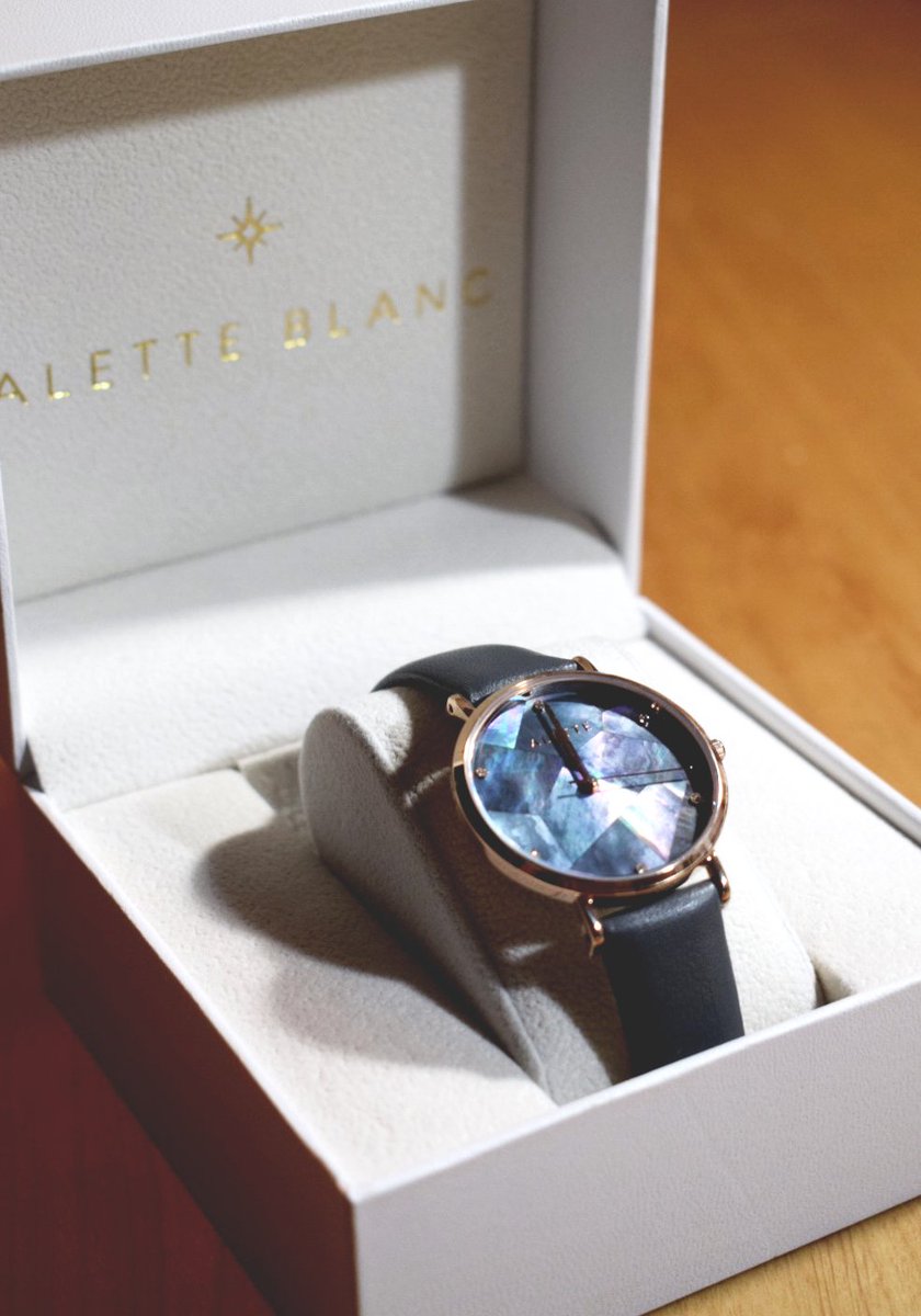 アレットブラン(@aletteblanc_jp)の時計のイラストを描きました。宝石を彫刻したような、煌びやかな文字盤にうっとり。
#アレットブラン #腕時計 #時計 #クリスマス #プレゼント 