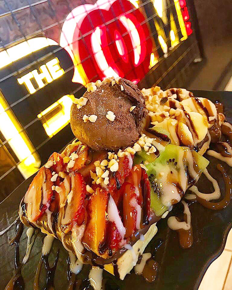 theboomrest's tweet photo. Önce görüntüsü sonra kaliteli kokusu ve en sonunda muhteşem lezzetiyle bir sanattır Waffle🥞🍫😋😍 The Boom Rest'te denemediysen bekliyorum🤗💯 
#WaffleMix #TheBoomRest #izmir #buca #waffle #waffles #pankek #pancake #cake #tatli #dessert #delicious #yummy #tasty #amazing #boom https://t.co/UmHcStWNip