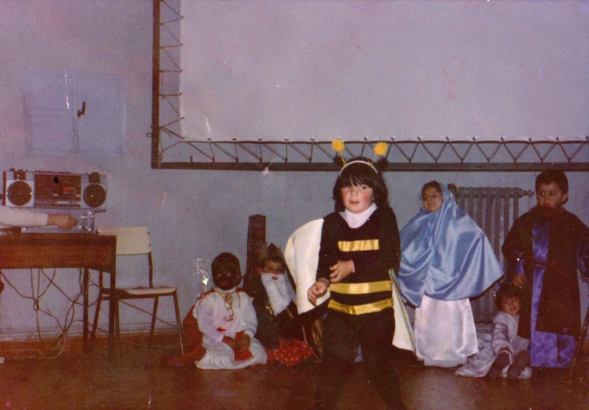 vianabanjo's tweet image. Mi madre se equivocó en la función de navidad del cole y me vistió de  abeja en vez de oveja. LA ABEJA DEL BELÉN.