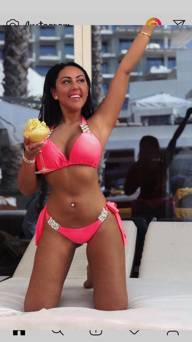 Can someone explain why the shadow is twice the size of the actual figure??? #askingforafriend  #wtf  #why  <a href="/SophieKasaei_/">Sophie Kasaei</a>