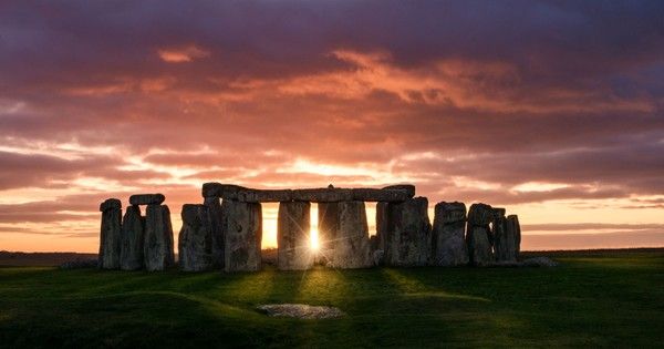 CountryfileMag's tweet photo. This year the official winter solstice, also known as the ‘hibernal solstice’, takes places on 21st December 2018. This marks the shortest period of daylight and the longest night of the year. https://t.co/g6dCa8nslZ #WinterSolstice https://t.co/JRIilMDxXm