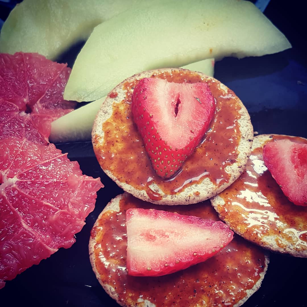 Don't let #December dull your spark. Stay feeling fab with a delightfully delicious dose of vitamin C and turmeric 💪
PS how pleasingly middle-aged are Scottish Oatcakes?!
#FridayFeeling #FridayMotivation #breakfast #Health #WinterSolstice #turmeric #Christmas #shortestday
