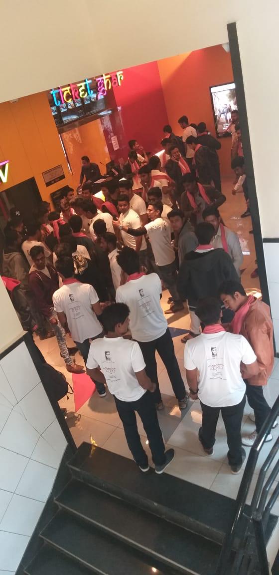 SRKUniverse's tweet photo. Fans after a special screening of #Zero in PVR Jalgaon. #ZeroDay #ZeroReview https://t.co/5IavQKmwzH