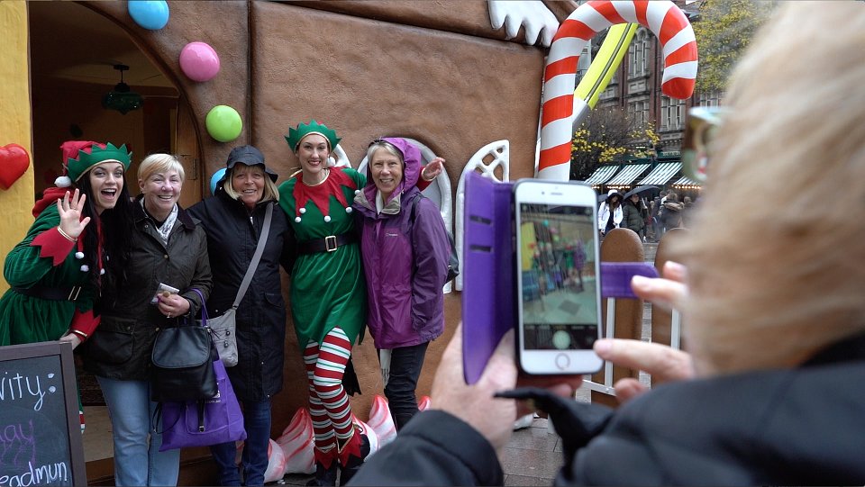 cardiff_events's tweet photo. Tag a friend you’d like to take to see the @FOR_Cardiff #GingerbreadMun House. Visit the Elves before it’s gone! https://t.co/b74I8mqyoS