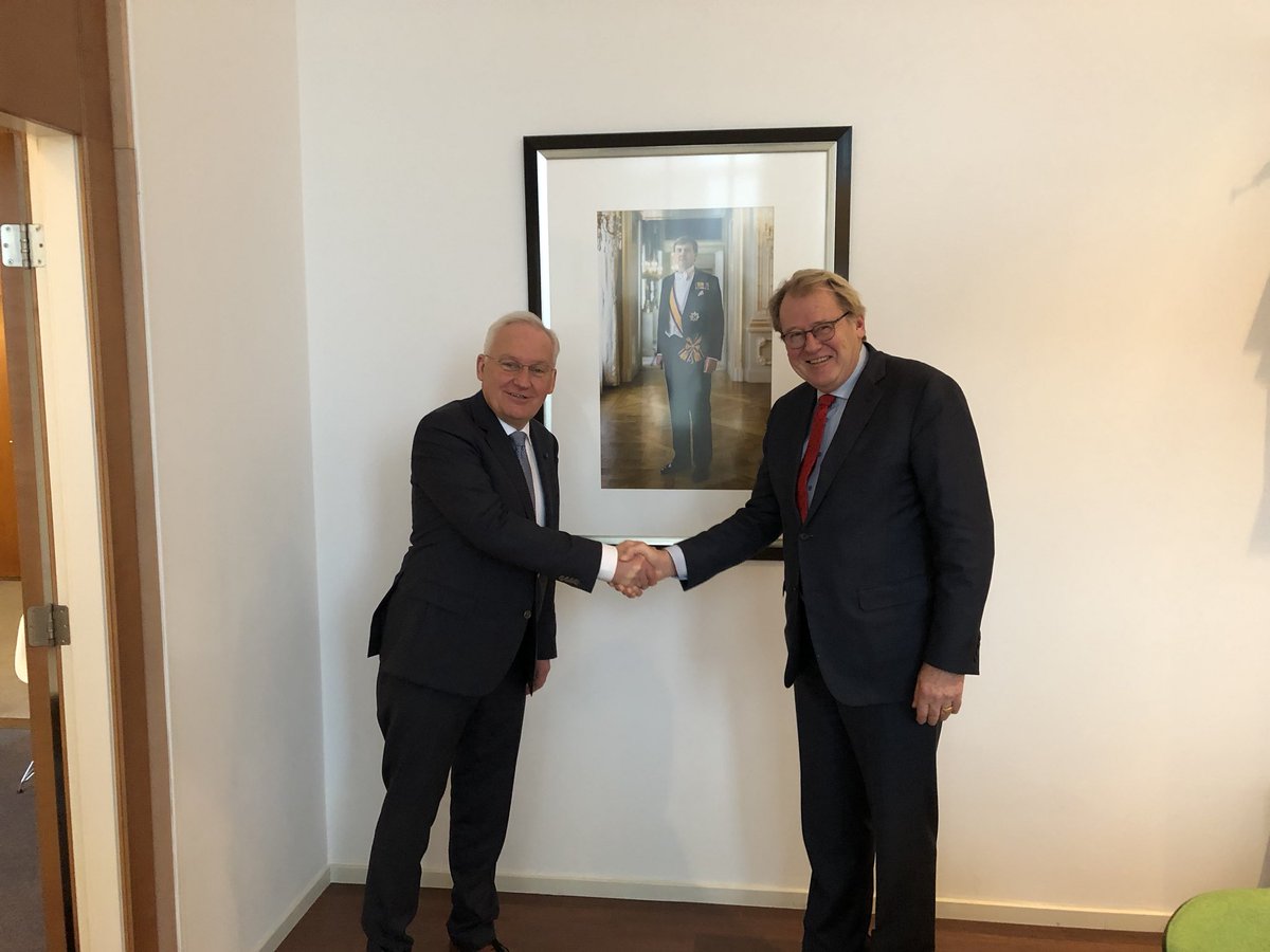 JaapSmitCdK's tweet photo. Beëdiging waarnemend burgemeester van de nieuwe gemeente #Molenlanden. @DirkvanderBorg vandaag de eerste in een reeks van te beëdigen waarnemend burgemeesters @zuid_holland a.g.v. herindelingen en vacatures. Van harte gefeliciteerd en succes in #Molenlanden https://t.co/6shnBBVuHW
