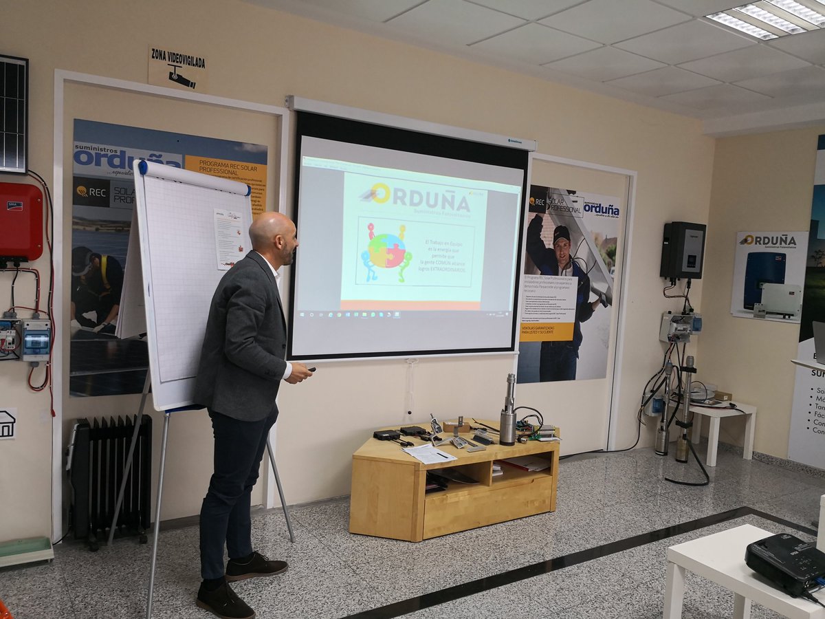 Ordusol's tweet photo. Pedro Caja termina la exposición con una frase: El trabajo en Equipo es la Energía que Permite que la Gente COMÚN alcance logros EXTRAORDINARIOS.
¿Qué opinas?
#Trabajoenequipo #SuministrosOrduña #JornadaAnual https://t.co/GuNmzGUBMM