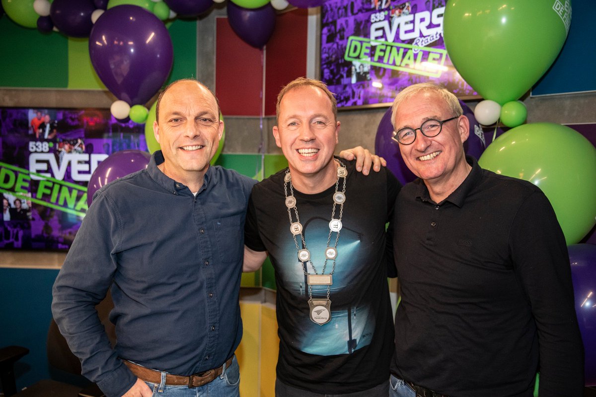 Dat was gezellig met de burgemeester van Hardenberg en de voorzitter van HHC Hardenberg in de studio! En ze hadden een leuke verrassing! 🎖️🧡🖤 Kijk het fragment hier > 538.to/2CswGwE
#EversStaatOp #DeFinale