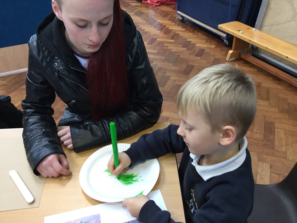 RGinfantsSchool's tweet photo. Christmas crafts with our mums and grandmas 🎄🤶🏻#Christmas2018 #learningisfun https://t.co/CVNj9LJQby
