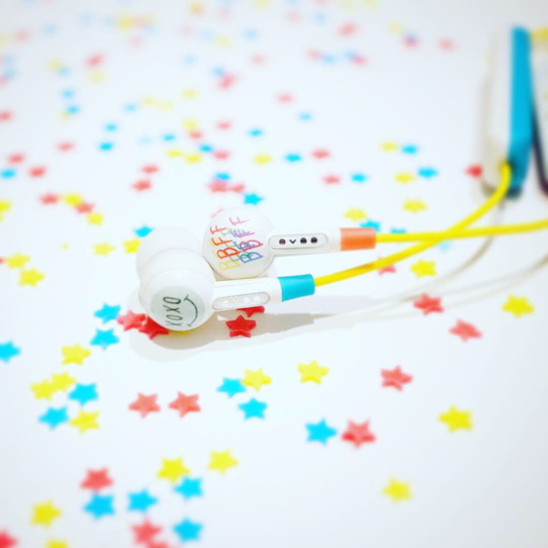 kotorioffice's tweet photo. 製品紹介③【KOTORI 101++ XOXO】
「xoxo」=”hugs and kisses”
「BFF」=”Best Friend Forever”
『ずっと友達でいようね！』と親しみを込めたカジュアルなメッセージとイヤホンのポップな色使いがマッチしたデザインです。 https://t.co/P85BXlXIv9 https://t.co/PYYUAb8xz9