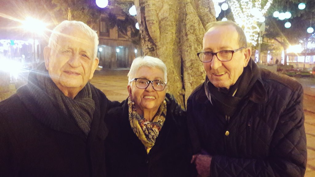 Carameluchial's tweet photo. Feliz #Díacarameluchi ayer fue el primer día que mi abuela veía las luces de Navidad, nunca las había visto por no querer salir. Así de contenta estaba ella👉😍 @fcarameluchi https://t.co/DPHporizx0