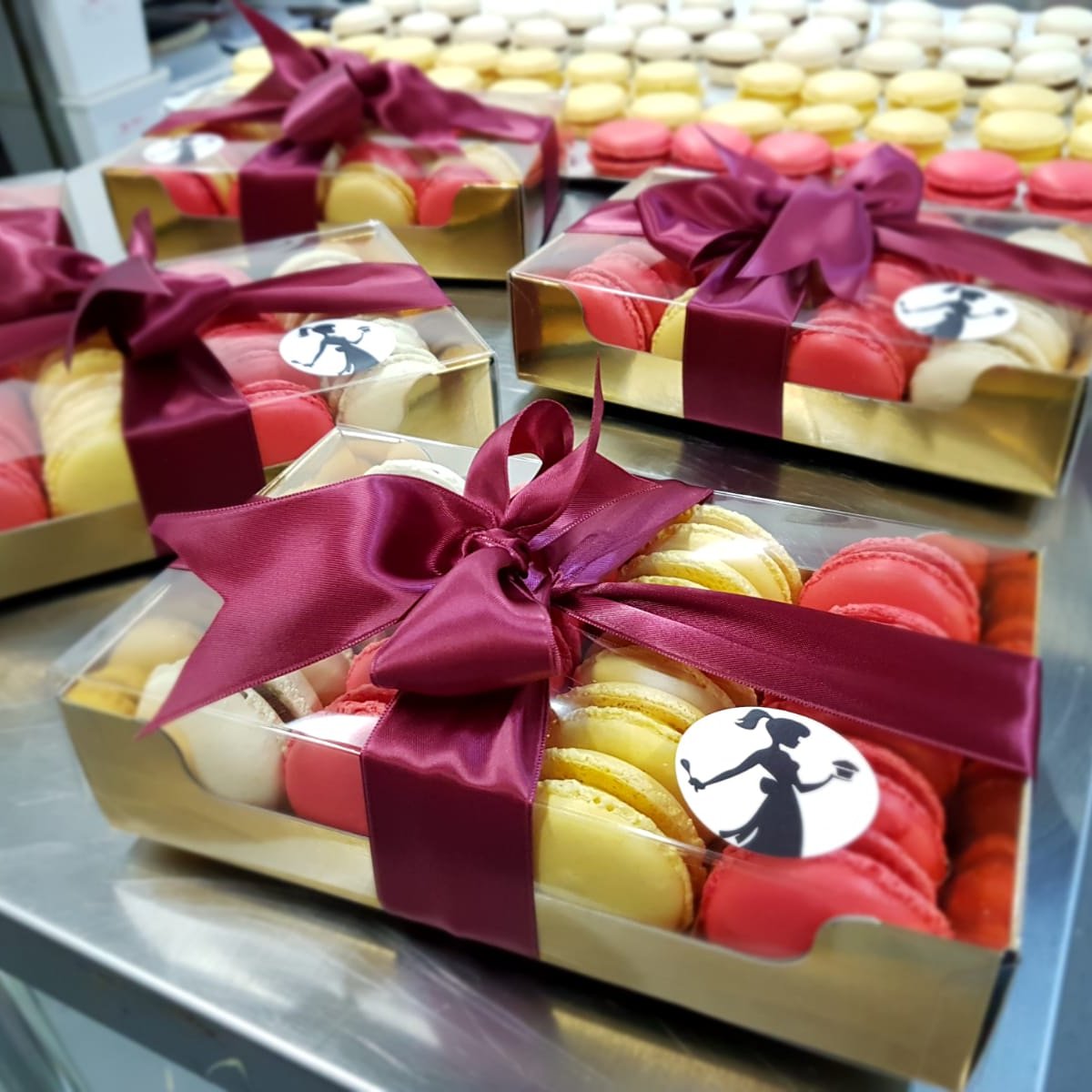 Macaron gift boxes! Mix of passion fruit, strawberry and dark chocolate😀
#patisserie #macaron #christmas