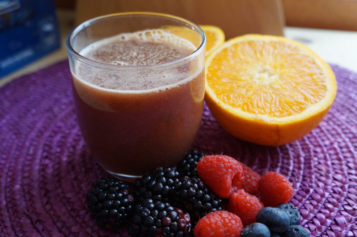 Hoy os traigo una receta riquísima de #zumo de frutos rojos, perfecta para la recuperación de los deportistas. bit.ly/ZumoPower_Frut…