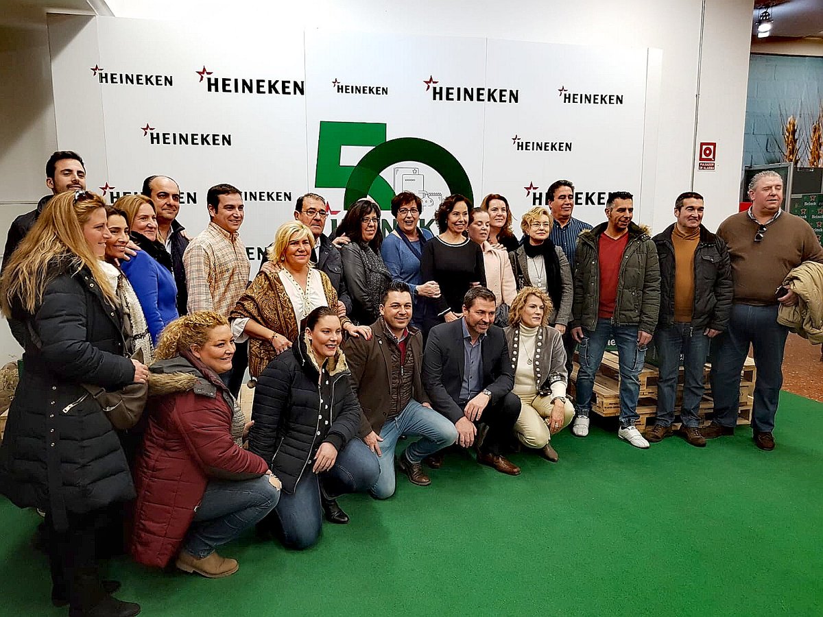 Federacion1985's tweet photo. Muchísimas gracias @ACENOMA por el detallazo de invitar a los miembros de nuestra  #FederaciónPeñasSanse a la visita y #CervezaNavidad en @Heineken_ES
Una #Cerveza de raíces y sabor a #SanSeLaGrande 🔻🐂🍻🏃🔻
! FELIZ NAVIDAD ¡ https://t.co/ulX6QGd7dD