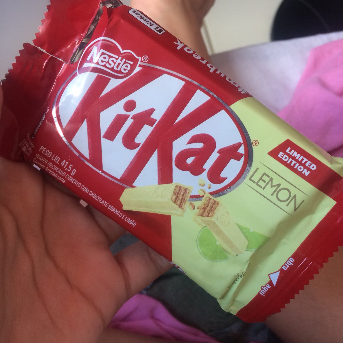 xonmendes's tweet photo. esse kitkat é mt bom mano namoral provém é dos deuses já é meu preferido https://t.co/IRGB5BdVCl