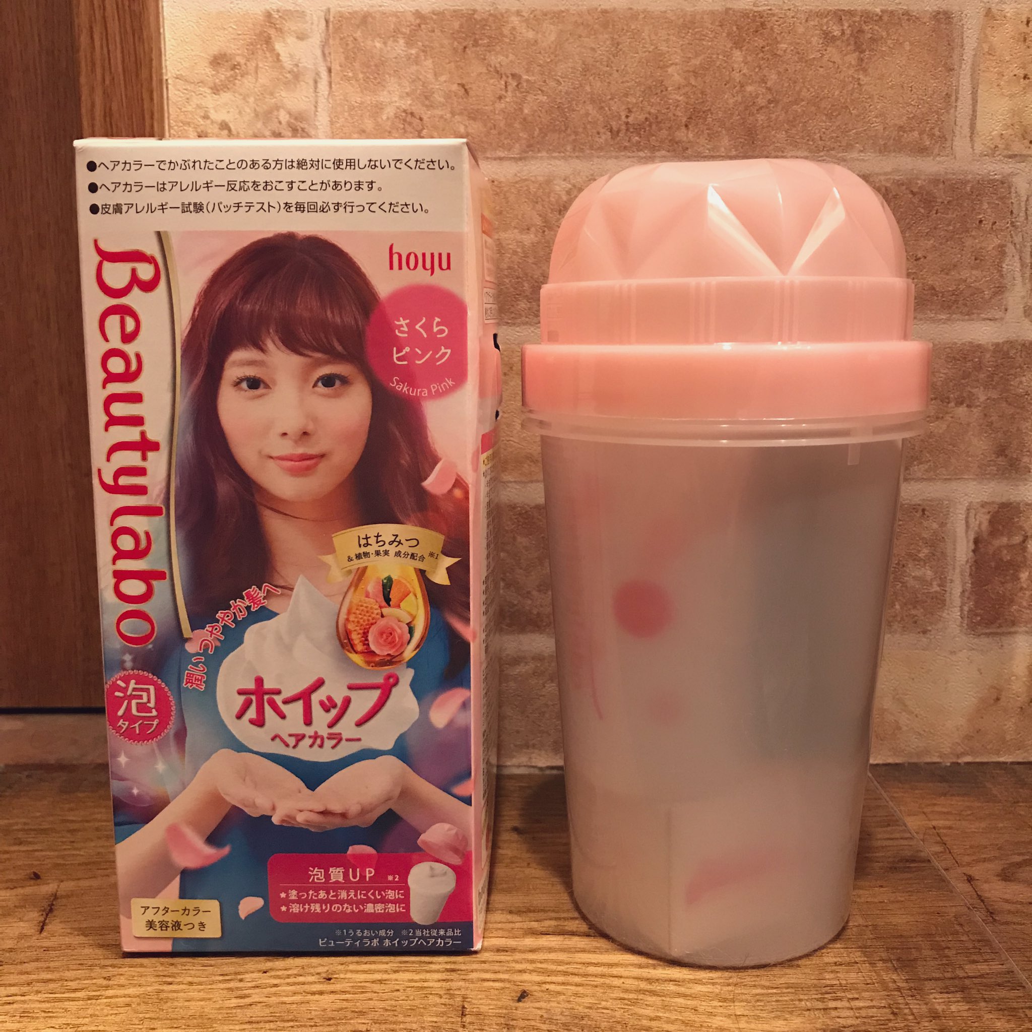 鹿の間 Twitterissa ホイップヘアカラー さくらピンク 美容室行く時間なくて自分で染めた 泡タイプが一番簡単でムラなく染まる ピンクってよりも赤紫になりました 光に当たった時の色が可愛い 染めた後に塗る美容液も付いてました