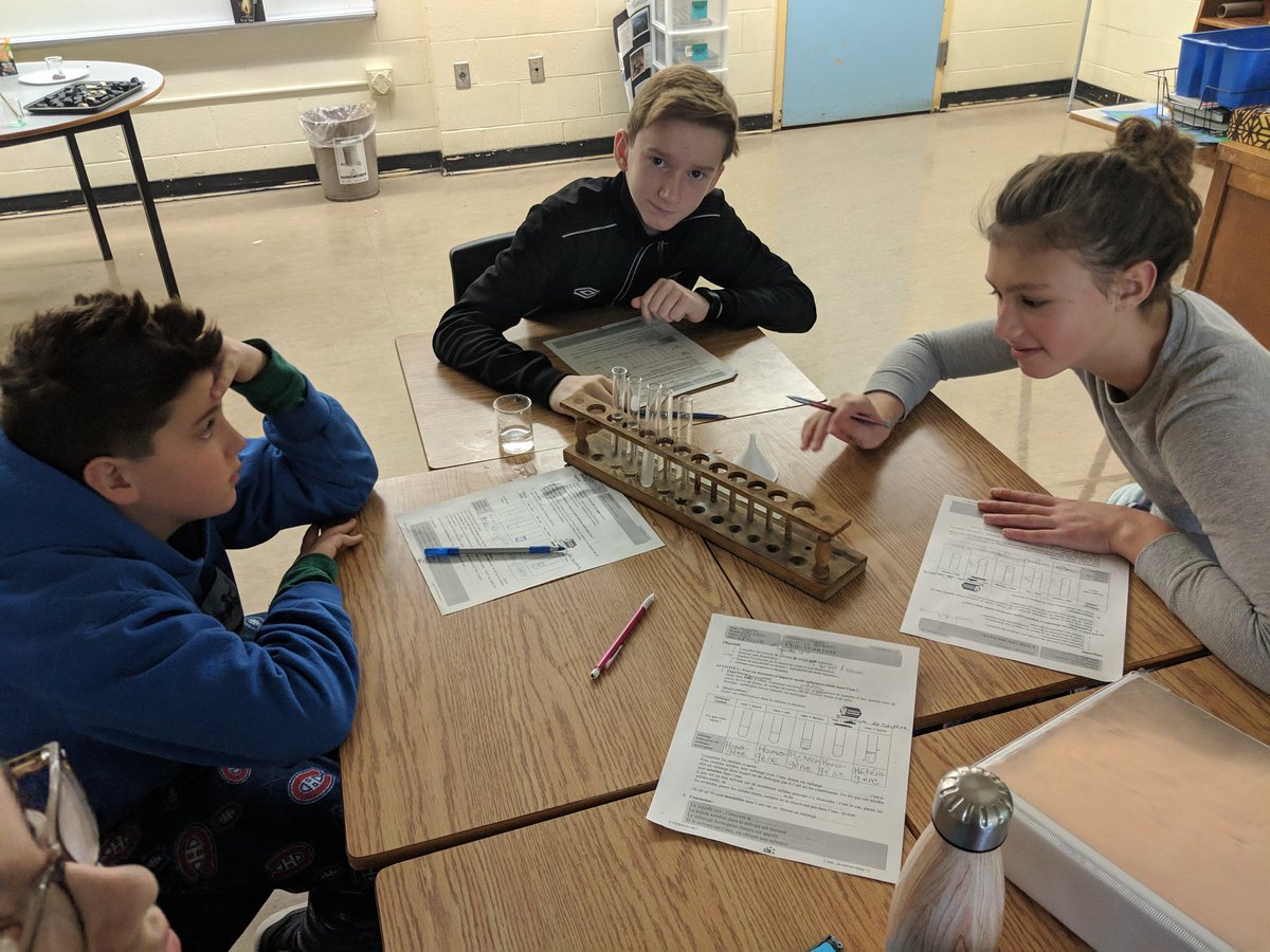 SonjaGoold's tweet photo. Exploring the components of solutions/On découvre les composants des solutions. #7Sciences @GorsebrookJHS @HRCE_NS #ChemistryFun #sciencesENfrançais https://t.co/ADh3V8kfv3