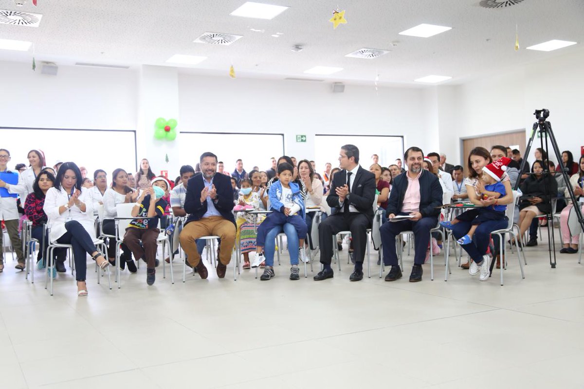IESSec's tweet photo. AHORA | @PaulGranda, Presidente del @IESSec, comparte un emotivo agasajo navideño junto a niños y niñas del área de hospitalización pediátrica del @IESSHQSur #IESSNavidad https://t.co/flcXOJWxo5