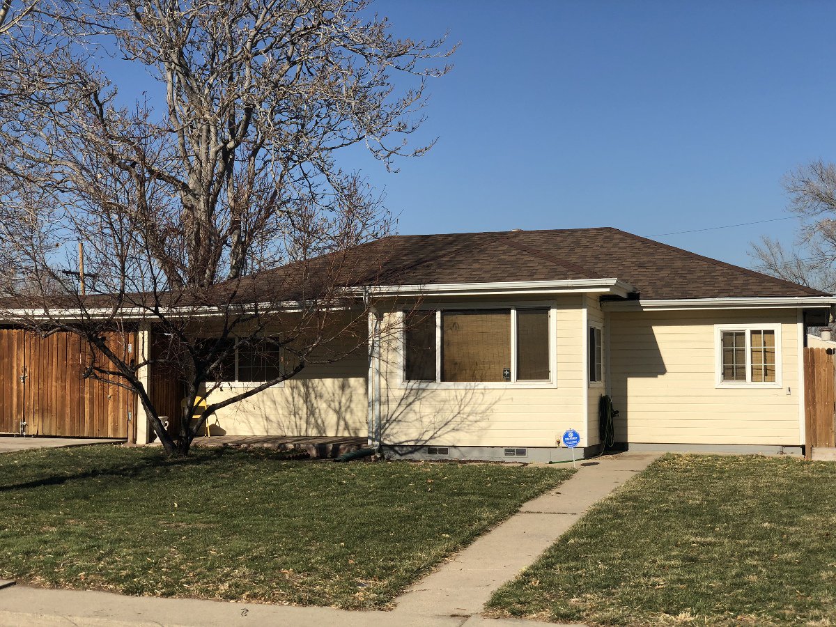 5280Duran's tweet image. Cute ranch home in hot Athmar Park. Clean remodeled home updated throughout. City skyline views and a short distance to rail and downtown and SOBRO. Rare three bed home with your own garage. Side patio doubles as huge carport too. ernest-duran.cb1.so/7qwwgp