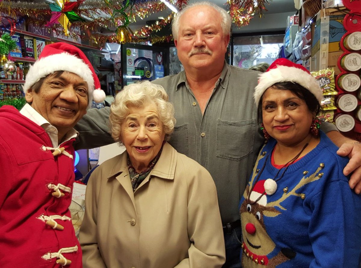 HuffPostUK's tweet image. Hindu family invites lonely locals to their shop for hugs and mince pies on Christmas Day #HumanKindAdvent