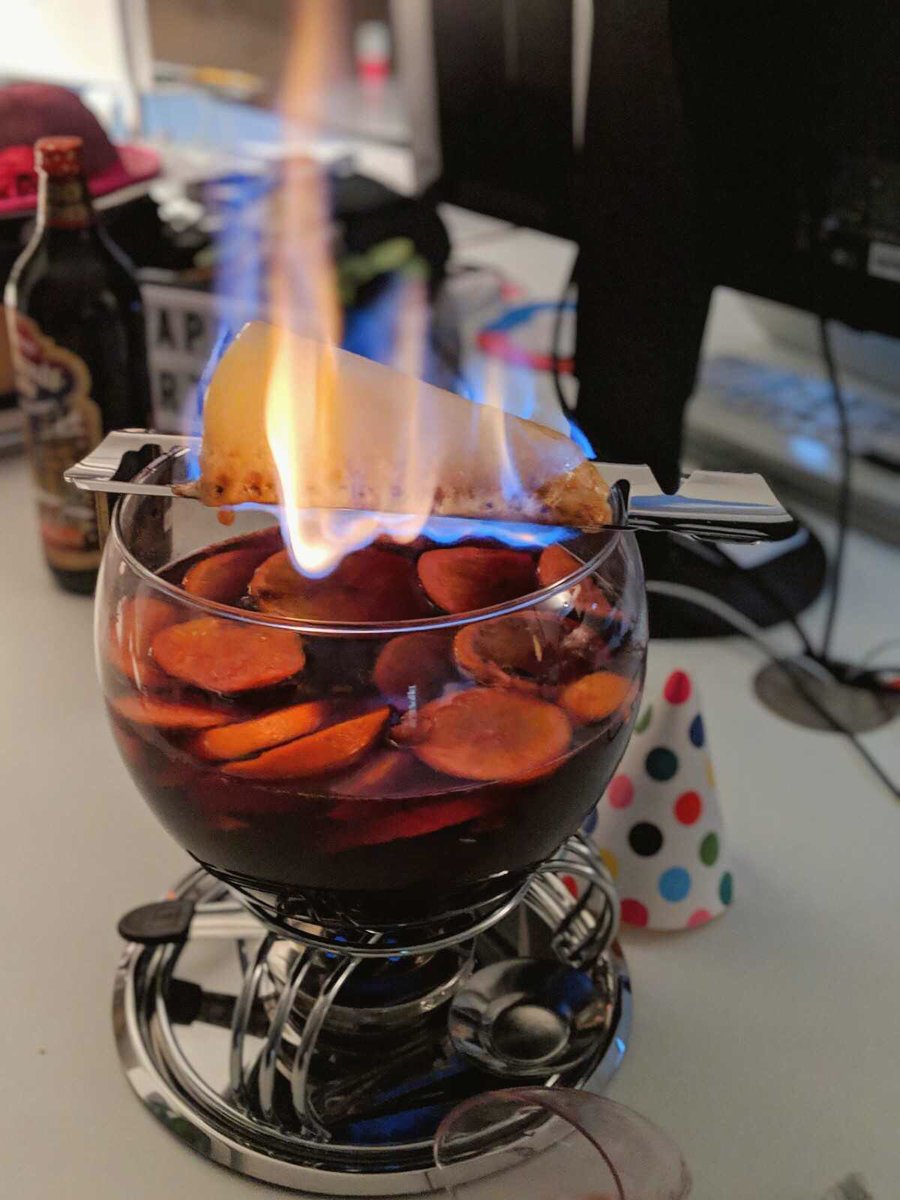 ubilabs's tweet image. Keeping up with German Christmas traditions on the last day in the office this year: #Feuerzangenbowle. Cheers!
