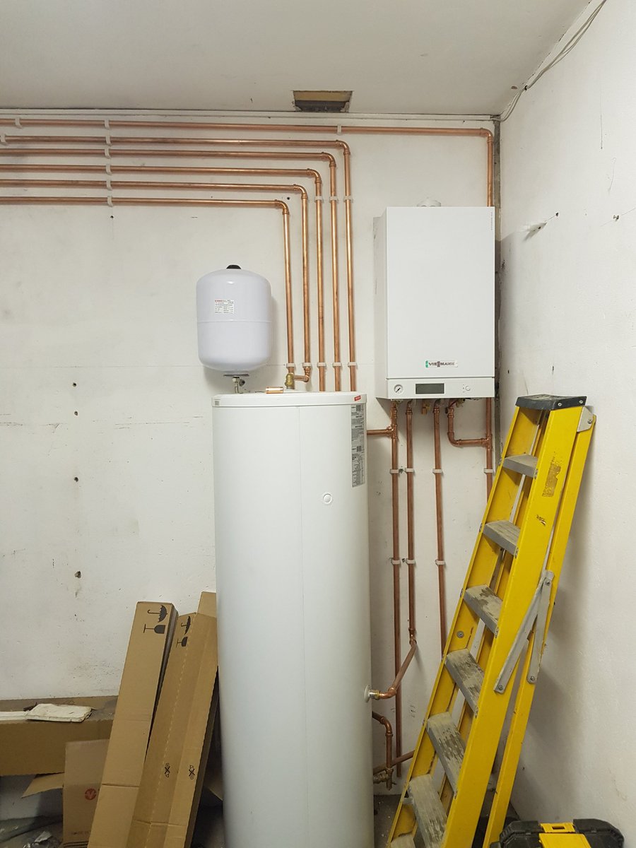 HeatingHodgson's tweet photo. Last few pipes in. Nice little drop on job this. Commission and go on Saturday.
#alendorf
#Viessmann
#tectite
@ViessmannUK
@DGCarr01
@TectiteFit https://t.co/8ooDA8houM