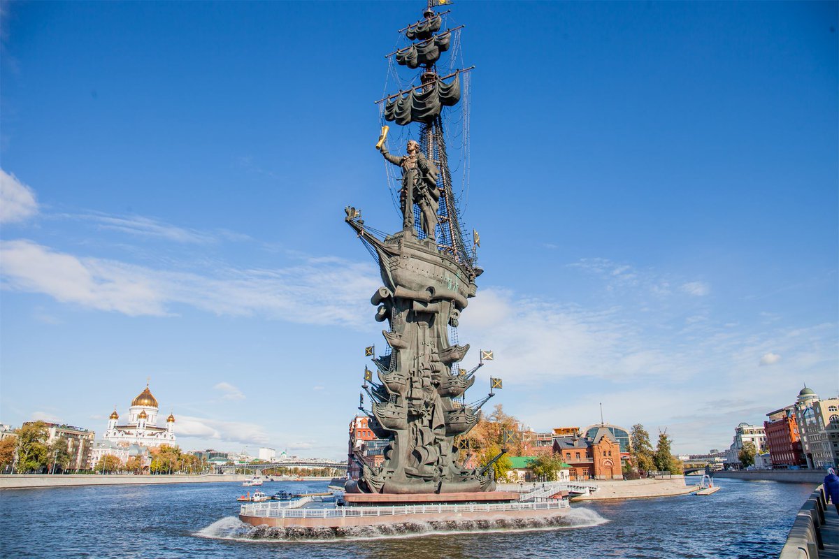 Памятник петру 1 в москве на москве реке