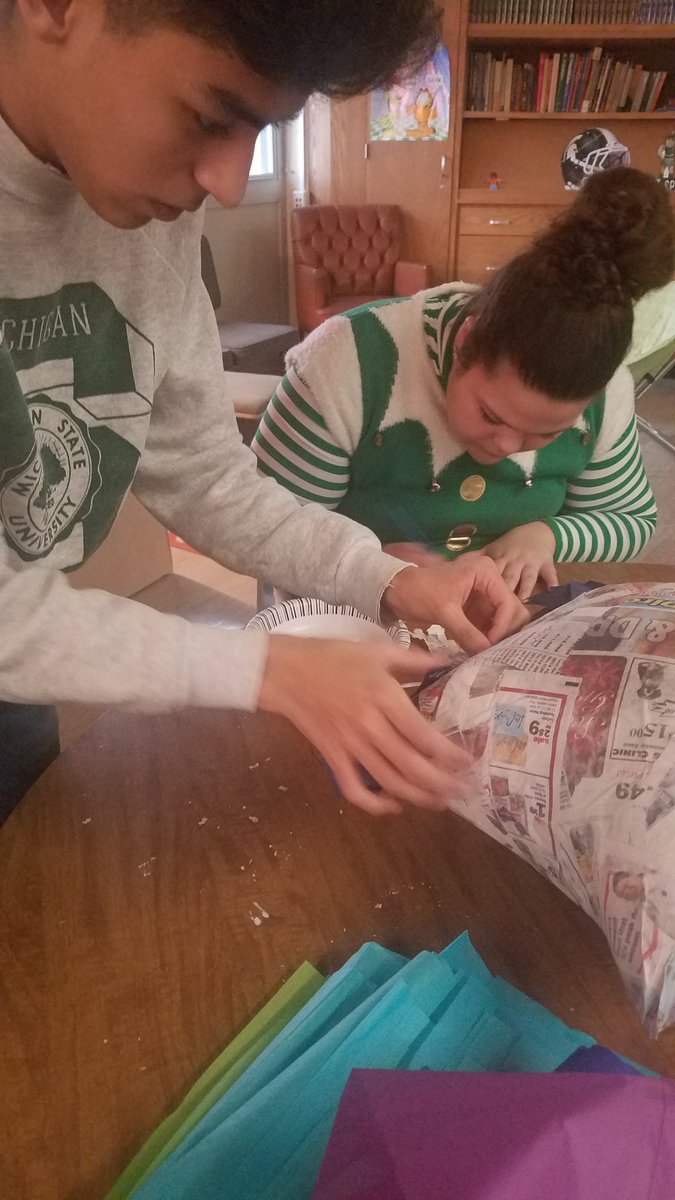 spunkysenora's tweet image. Making piñatas! Part 2 #español4