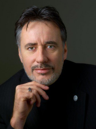 Morgen tussen 10 en 12 uur live in het programma aan de ontbijttafel bij de ozonop vanuit het tuincentrum Intratuin in Emmeloord
Berthoo Lammers we praten over de politiek, zijn boeken en als kunstenaar van pastels.
ozonop.nl